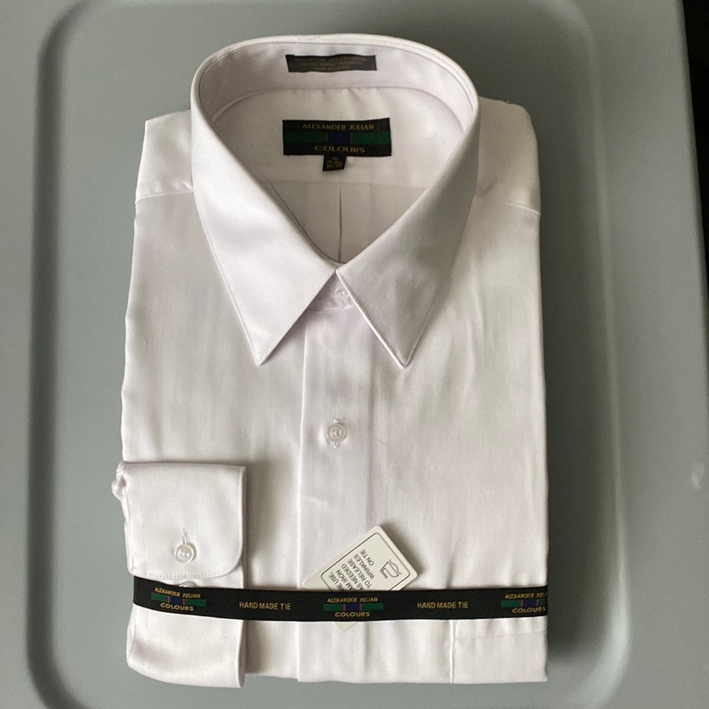 XL, 32/33, Long sleeve button down white shirt. Chest Pocket.